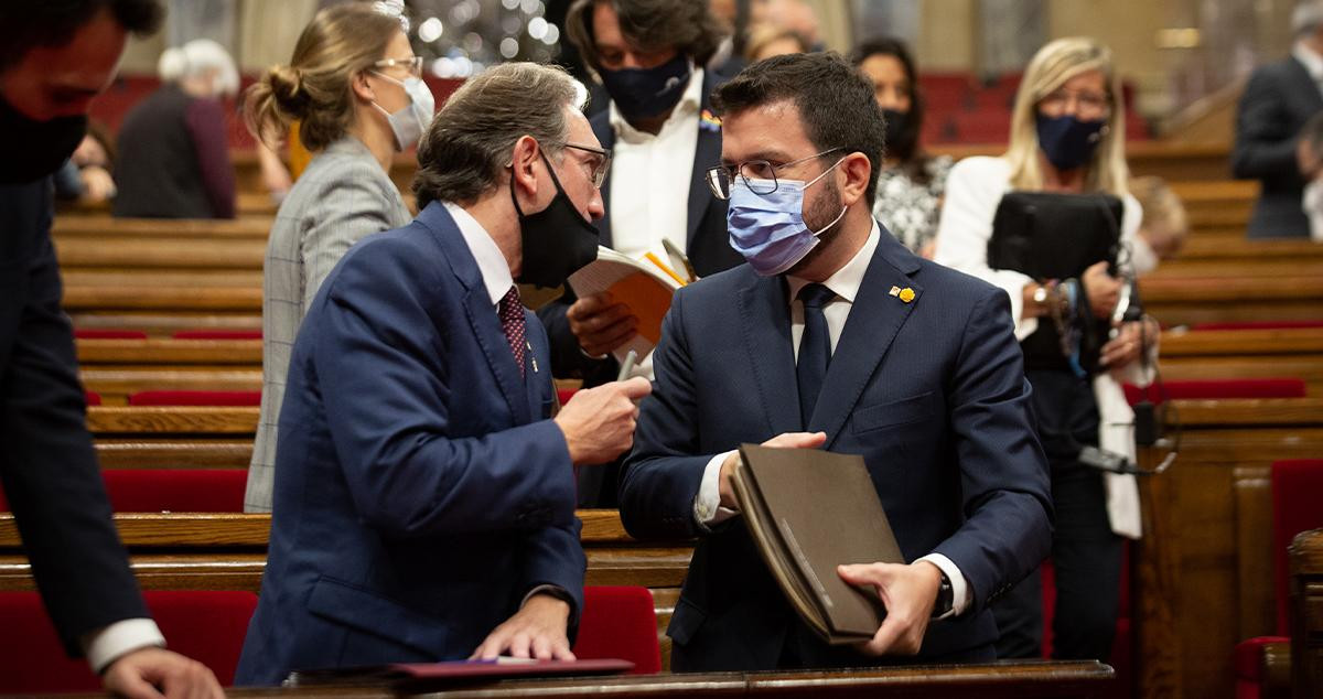 El presidente de la Generalitat, Pere Aragonès (d) y el conseller de Economía y Hacienda, Jaume Giró, en el Parlament / EP
