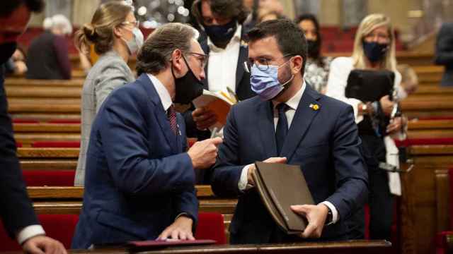 El presidente de la Generalitat, Pere Aragonès (d) y el conseller de Economía y Hacienda, Jaume Giró, en el Parlament / EP