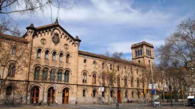 Fachada principal de la Universitat de Barcelona (UB), donde un profesor contrario al 12O insultó a un compañero / METRÓPOLI ABIERTA