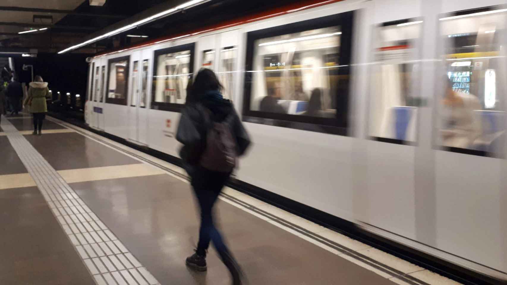 Una pasajera ante un vagón del Metro de Barcelona / CG
