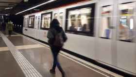 Una pasajera ante un vagón del Metro de Barcelona / CG