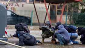 Varios 'indepes' enfrentándose a la policía durante las protestas en la AP-7 / EFE