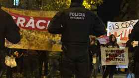 Manifestantes independentistas de los CDR manifestándose en las inmediaciones del lugar donde se celebra el mitin de Pedro Sánchez en Barcelona / CG