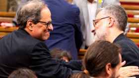 Una foto de archivo dl diputado de la CUP Carles Riera saludando a Quim Torra en el Parlament / EFE