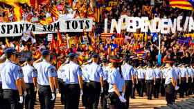 Los mossos ante una manifestación constitucionalista y otra independentista / CG