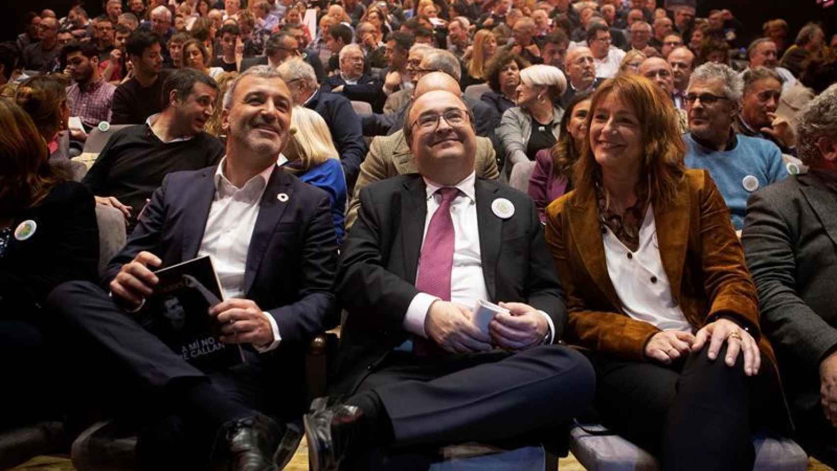El candidato a la alcaldía de Barcelona por el PSC Jaume Collboni (i), el primer secretario del PSC, Miquel Iceta (c), y la número dos por el PSC a la alcaldía, Laia Bonet (i), durante la presentación de la plataforma Compromís per Barcelona / EFE