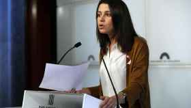 Inés Arrimadas, durante la rueda de prensa que ha ofrecido en el Parlament / EFE