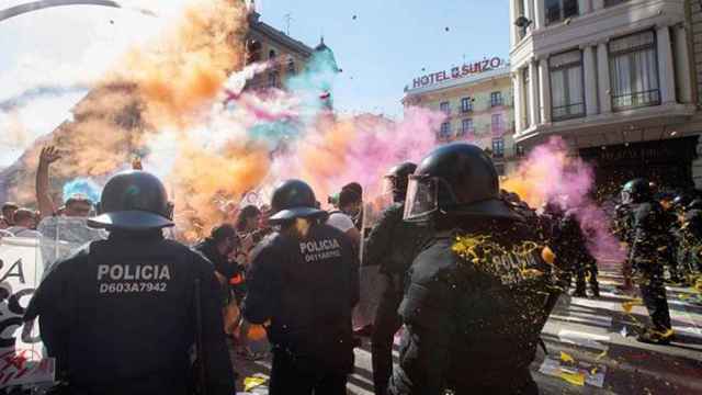 Los Mossos d'Esquadra cargan en Barcelona contra independentistas que pretendían llegar a la sede de la Jefatura Superior de Policía, donde estaba convocada una concentración de policías y guardias civiles, después de que estos les lanzaran polvos de colo