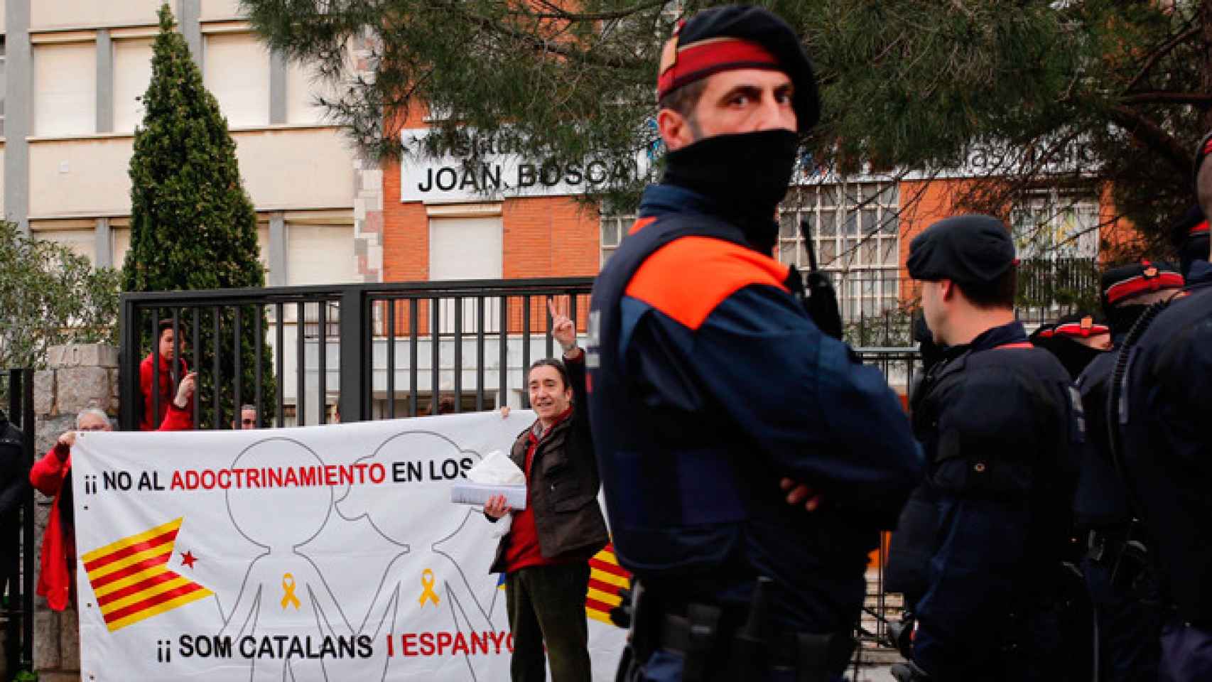 Mossos d'Esquadra en una protesta frente al instituto Joan Boscà de Barcelona, donde ha sido expedientado el profesor Francisco Oya por no enseñar que los catalanes son una raza / CG