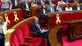 El presidente Quim Torra junto a los lazos amarillos en el Parlament / PARLAMENT