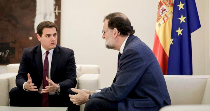 Albert Rivera (i), líder de Ciudadanos, en su encuentro con el presidente del Gobierno, Mariano Rajoy (d) / C's