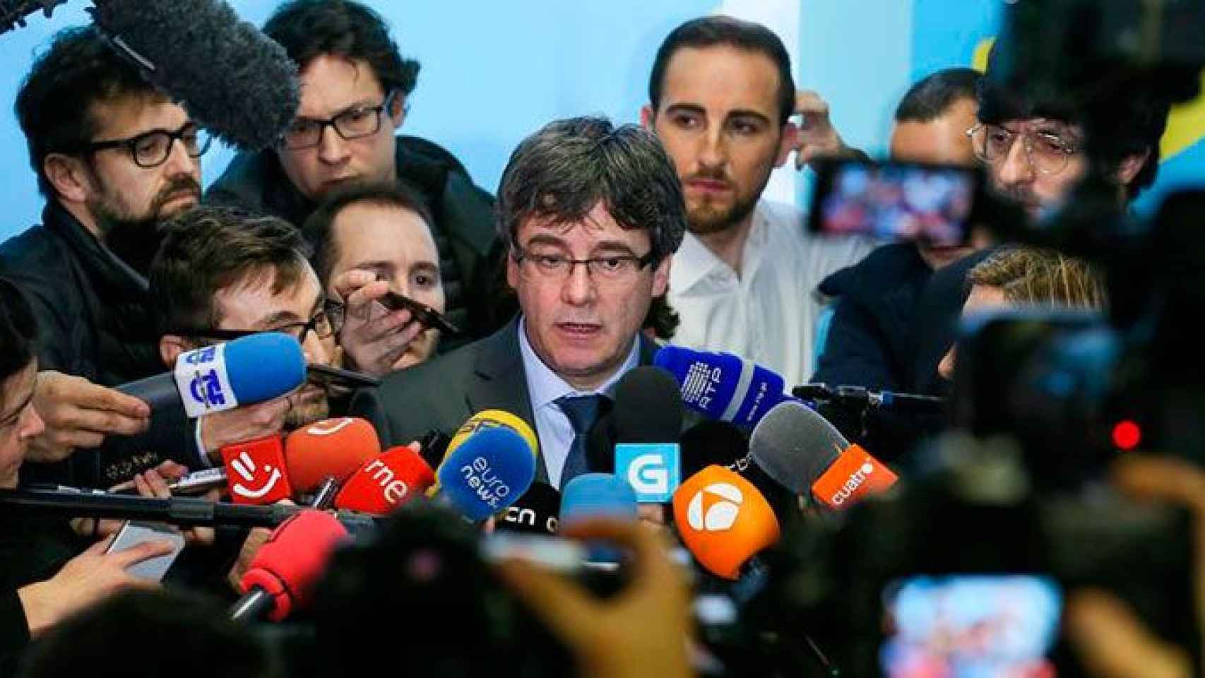 Carles Puigdemont tiene el apoyo de sus fieles, que reclaman una salida o forzar nuevas elecciones / EFE