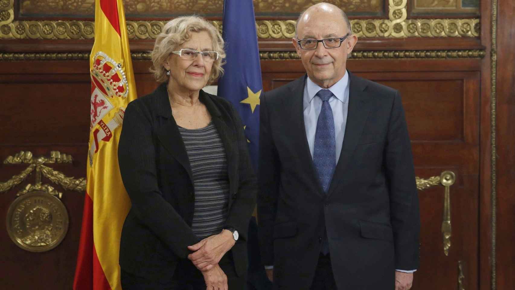 La alcaldesa de Madrid, Manuela Carmena, y el ministro de Hacienda, Cristóbal Montoro, en una imagen de archivo / EFE
