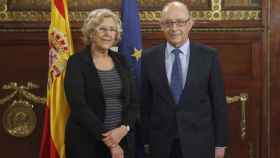 La alcaldesa de Madrid, Manuela Carmena, y el ministro de Hacienda, Cristóbal Montoro, en una imagen de archivo / EFE