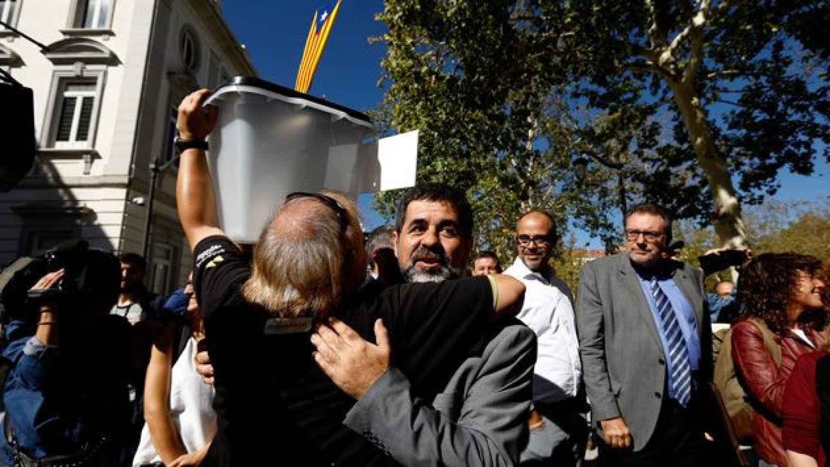 Un simpatizante de la ANC abraza al presidente de la organización, Jordi Sànchez, durante el 1-O / EP