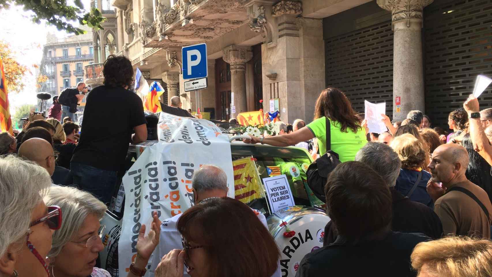 Concentración frente a la Consejería de Economía de la Generalitat por los registros de la Guardia Civil / CG