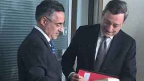 El eurodiputado Ramon Tremosa y el presidente del BCE, Mario Draghi, en el Parlamento europeo.