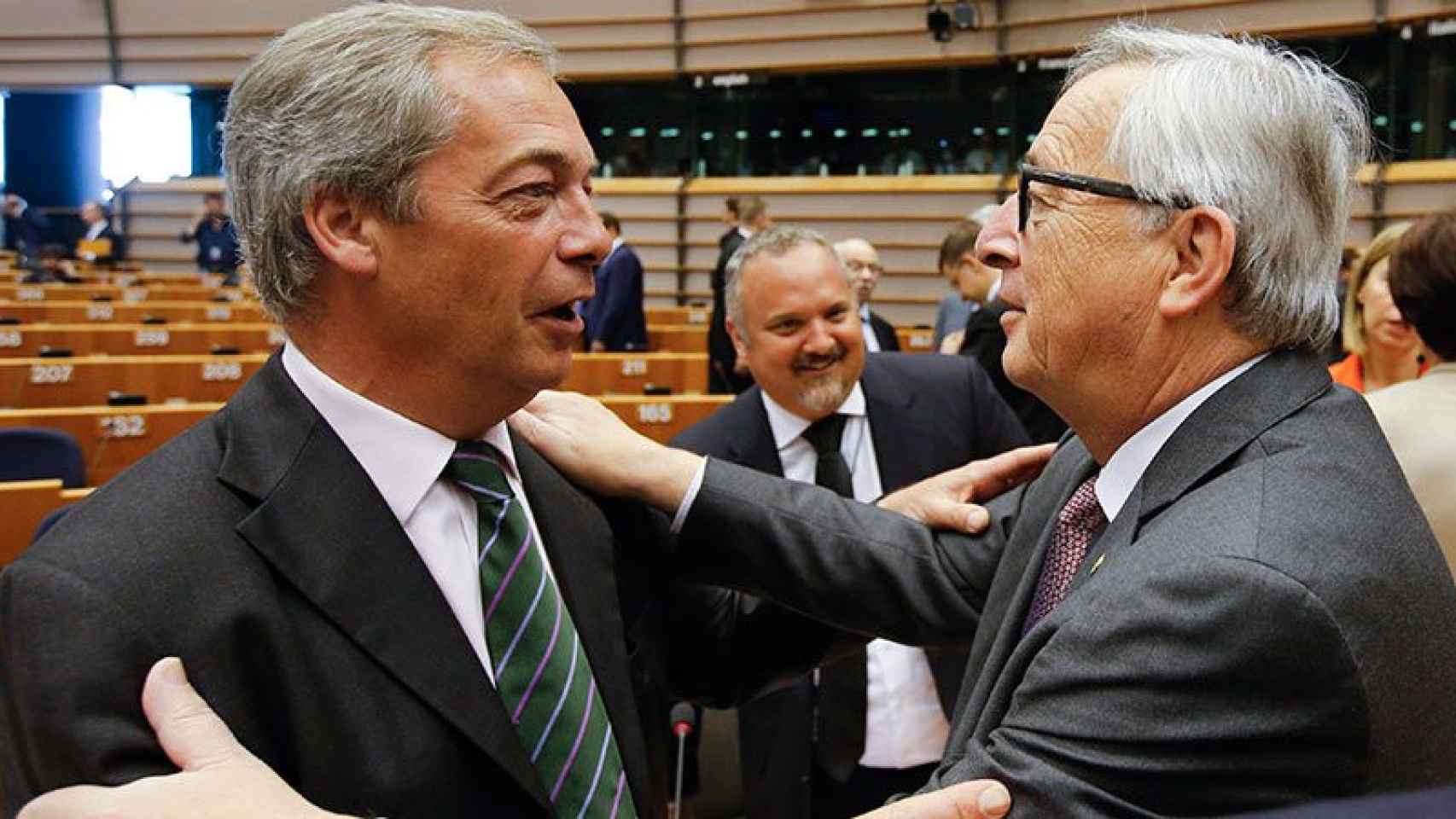 JJean-Claude Juncker (D), presidente del Consejo Europeo, saluda a Nigel Farage, líder del antieuropeísta británico UKIP.