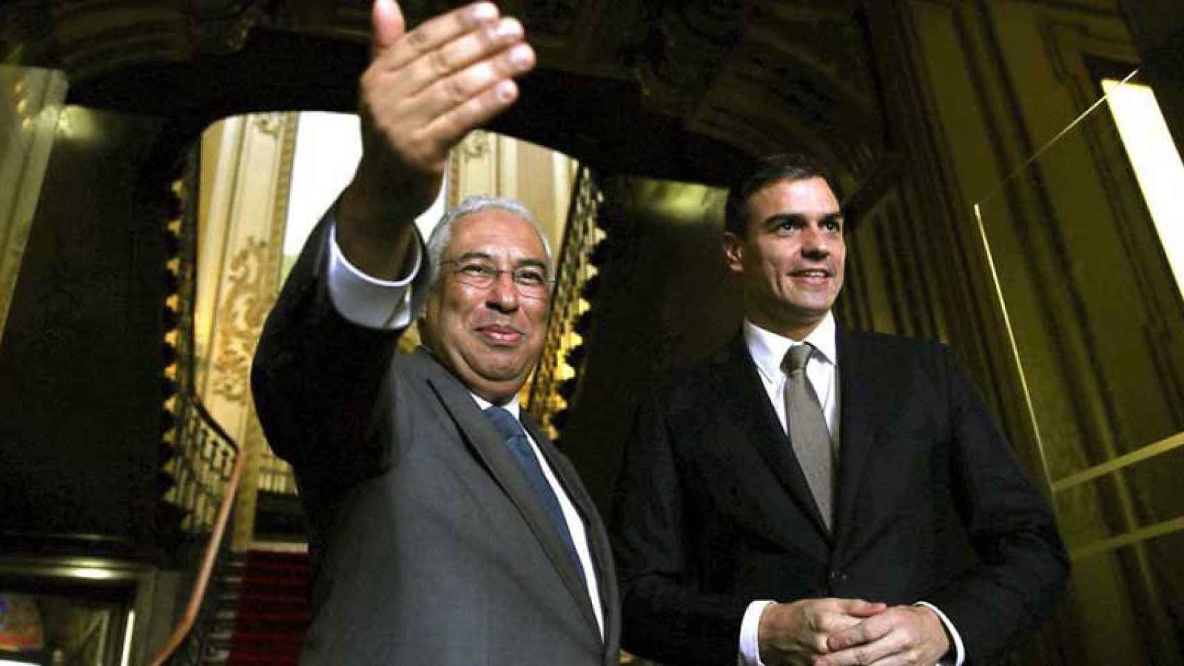 Pedro Sánchez, líder del PSOE, con el primer ministro portugués, Antonio Costas.