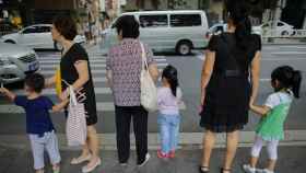 Imagen de niños chinos en una calle de Pekín.