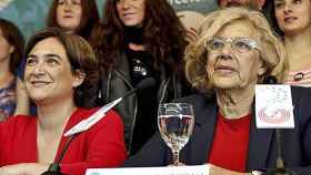 La alcaldesa de Barcelona, Ada Colau (izquierda), junto a la de Madrid, Manuela Carmena (derecha)