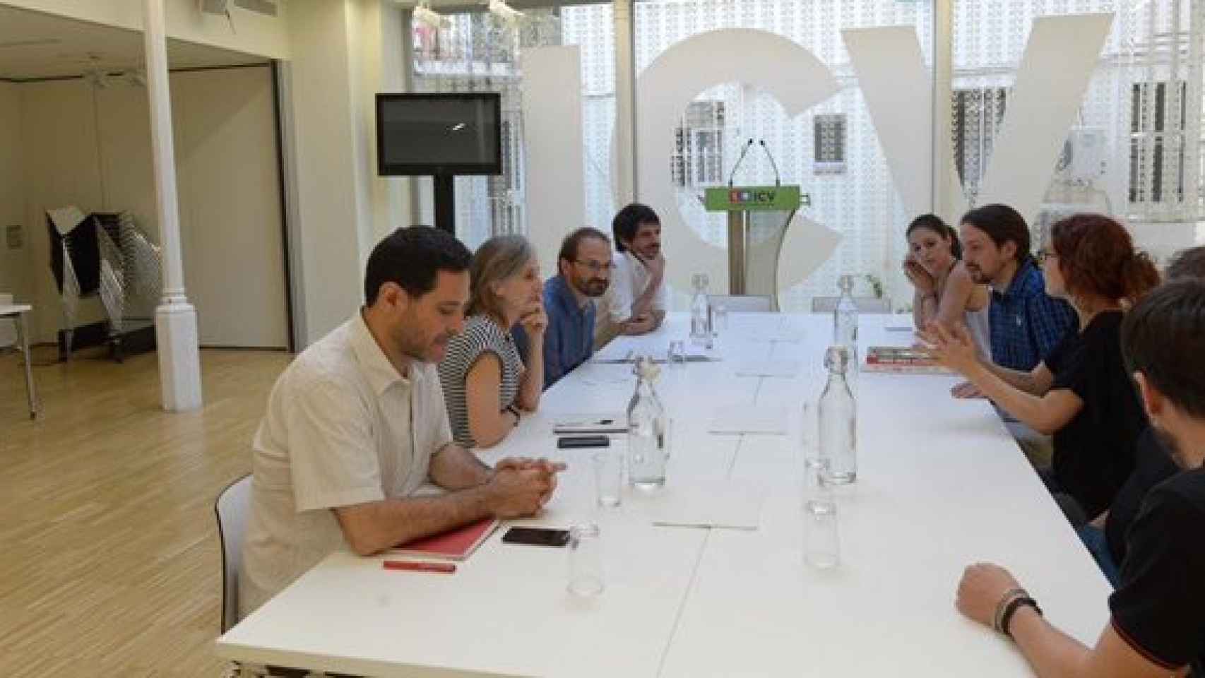 Imagen de la reunión de las delegaciones de Podemos e ICV, en la sede de los ecosocialistas, en Barcelona