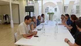 Imagen de la reunión de las delegaciones de Podemos e ICV, en la sede de los ecosocialistas, en Barcelona