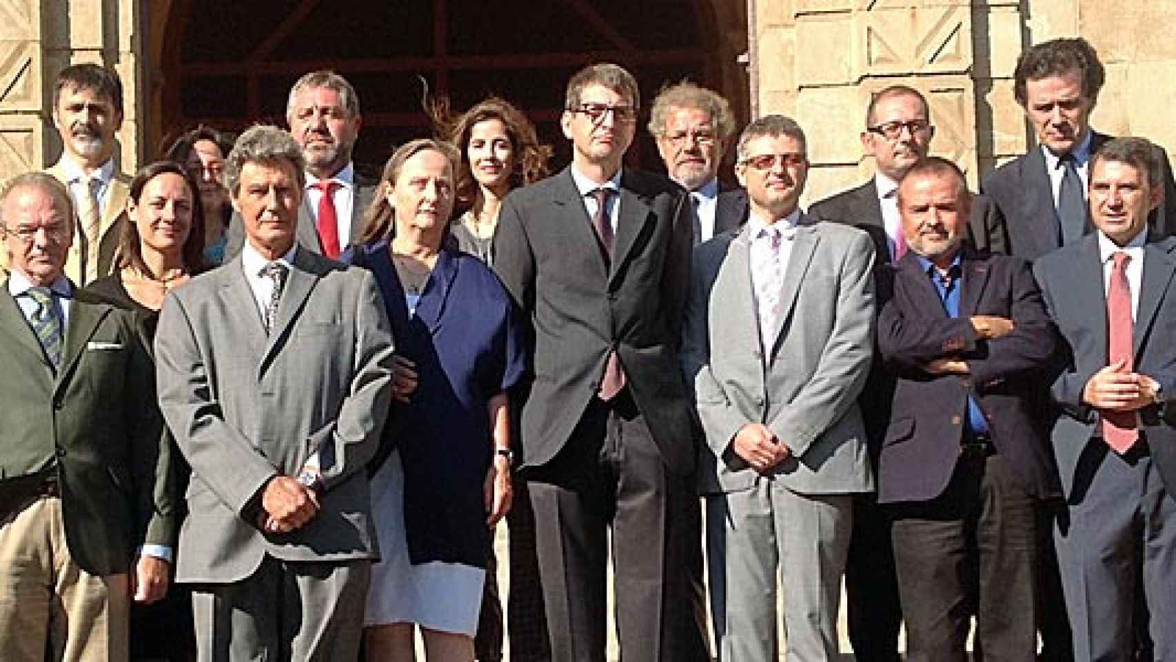 Los miembros de la Junta Directiva de SCC acompañados de descendientes de Rafael Casanova y de Pere Antoni Venciana, durante el acto de este miércoles
