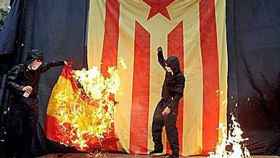 Independentistas quemando una bandera de España durante una Diada