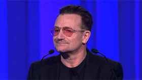 El líder de U2, Bono, durante su intervención en el congreso del Partido Popular Europeo