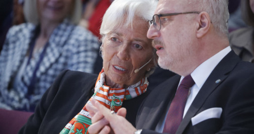 Christine Lagarde y el presidente letón Egils Levits, hablando durante la Conferencia Económica Internacional que se celebra en Riga (Letonia) / EFE - EPA - TOMS KALNINS