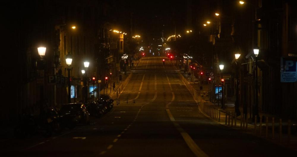 Una calle de Barcelona desierta por el toque de queda / EP