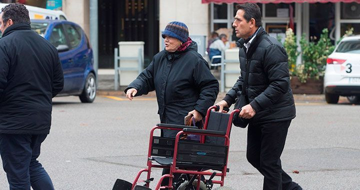 La esposa de Fèlix Millet se lleva la silla de ruedas vacía tras conocer la decisión del juez de decretar prisión provisional sin fianza / EFE