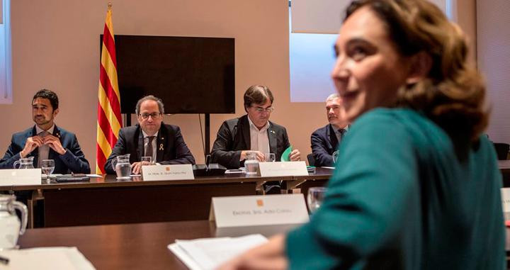 Ada Colau, en una reunión con Damià Calvet (2i) y el presidente catalán, Quim Torra / EFE