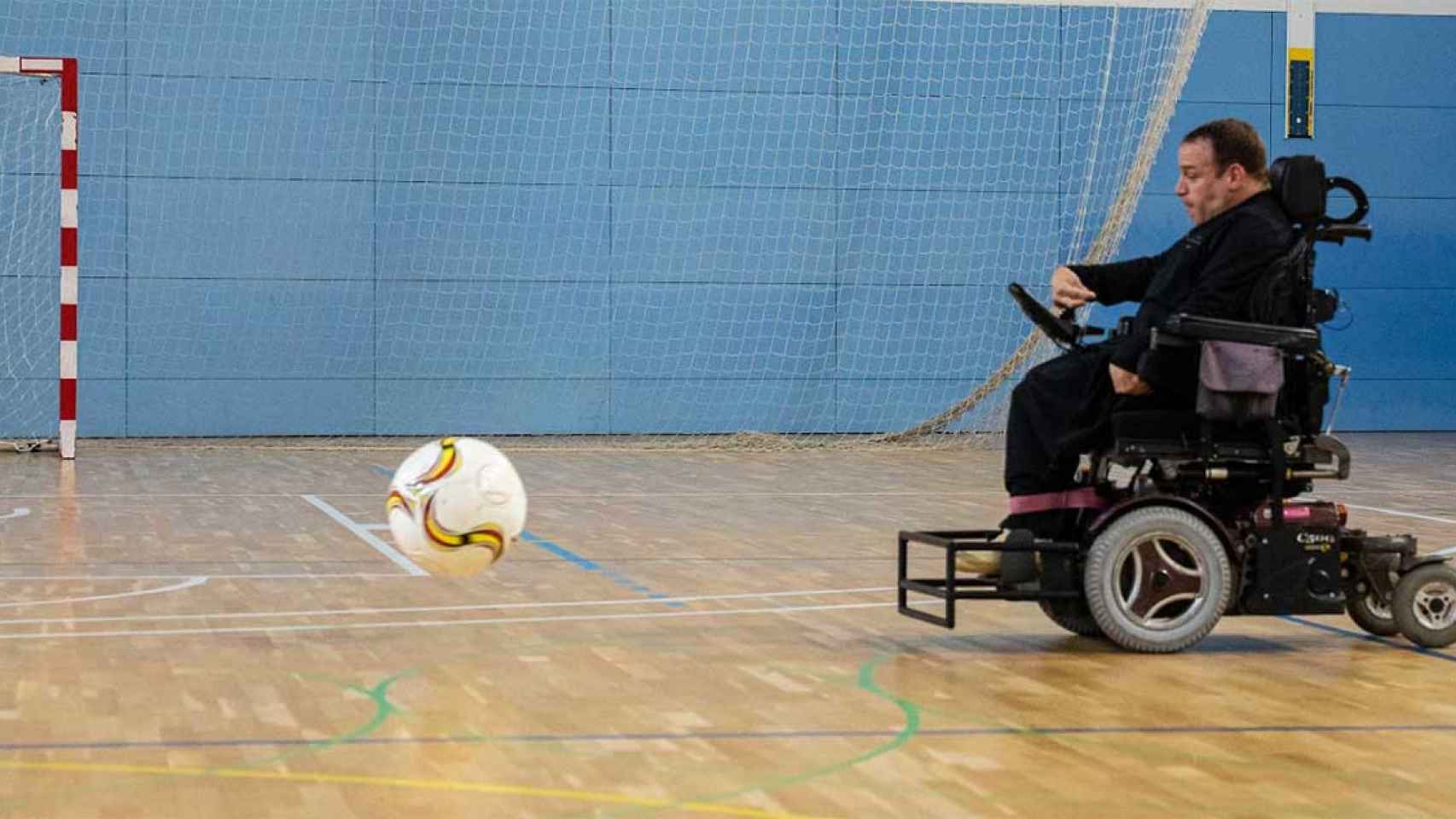 Un jugador del primer club de fútbol en silla de ruedas motorizada / CEDIDA