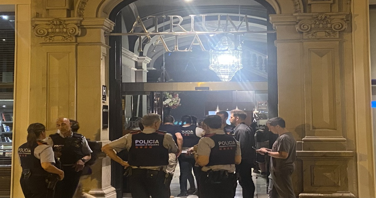 Los Mossos d'Esquadra acordonan el hotel Atrium Palace de Barcelona / NOELIA CARCELLER (CG)