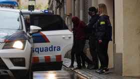 El presunto agresor sexual de Igualada, a punto de entrar detenido en el coche de los Mossos / LENA PRIETO