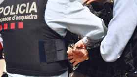 Los mossos efectúan una detención / MOSSOS D'ESQUADRA