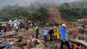 Autoridades y miembros de cuerpos de rescate trabajan en una zona afectada por un deslizamiento de tierra en Pereira (Colombia) / Santiago Gaviria (EFE)