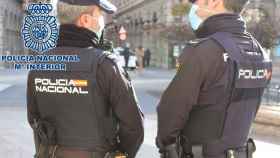 Agentes de la Policía Nacional, que este lunes han detenido a un fugitivo en Barcelona por su presunta participación en un crimen de honor / EUROPA PRESS