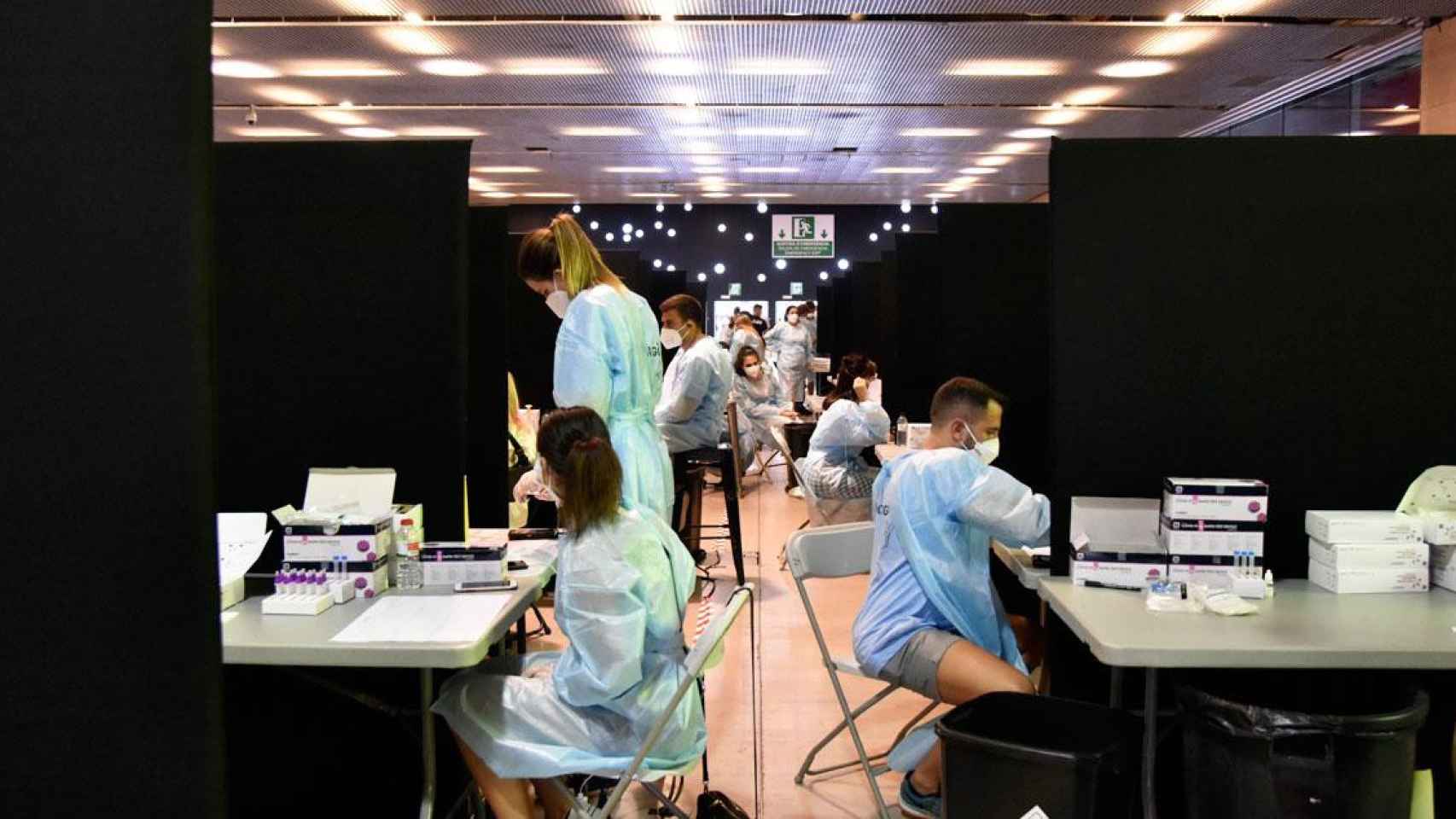 Sanitarios practicando test de antígenos en la puerta del Festival Cruïlla de Barcelona el fin de semana / EP