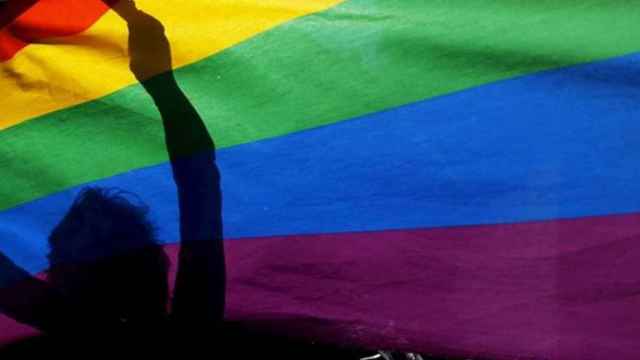 Bandera arcoíris durante una marcha contra la violencia homófoba / EFE