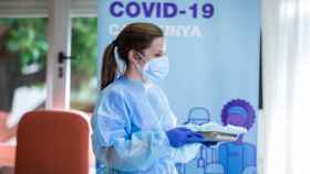 Denuncian el turismo de vacunación en los Pirineos. En la imagen, una enfermera porta diferentes dosis de la vacuna contra el Covid-19 en una campaña realizada en una residencia de Cataluña / PAU VENTEO - EUROPA PRESS