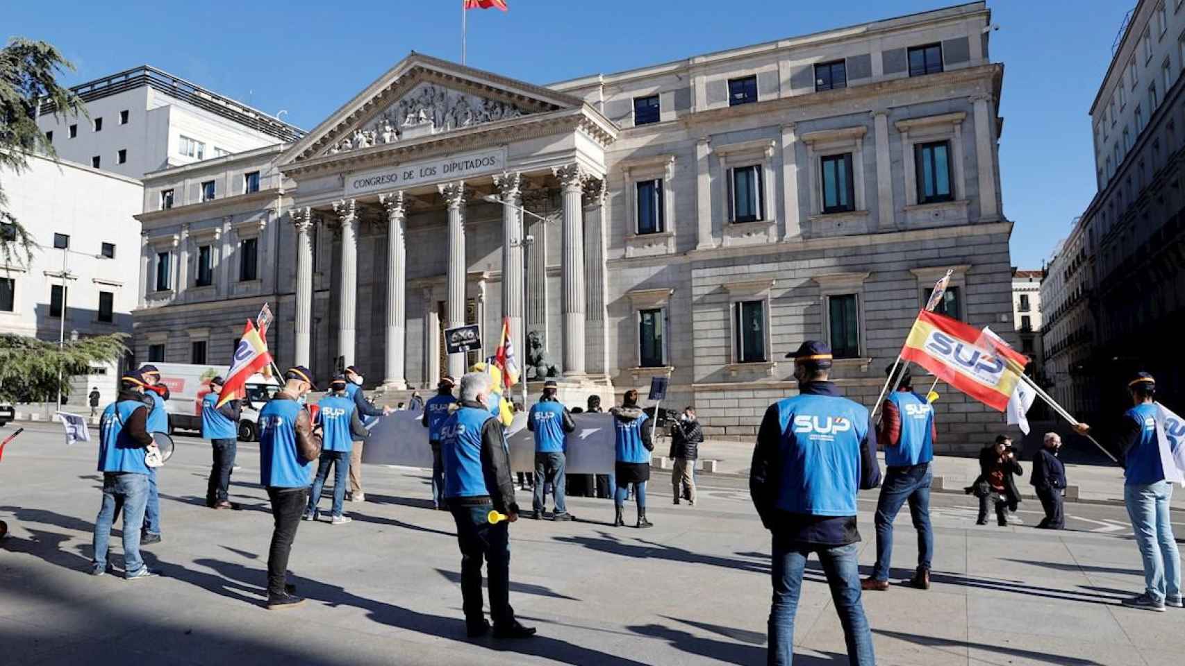 Concentración del SUP frente al Congreso para pedir incentivos económicos para los agentes destinados a Cataluña / EFE