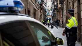 Mossos d'Esquadra y Guardia Urbana en una imagen de archivo de un registro del barrio barcelonés del Raval / EFE