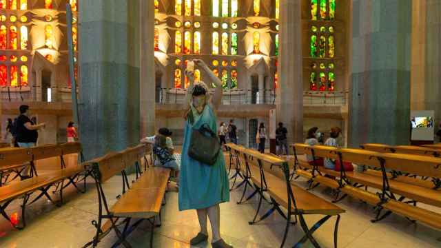 Una mujer hace una foto en la reapertura de la Sagrada Familia / EFE