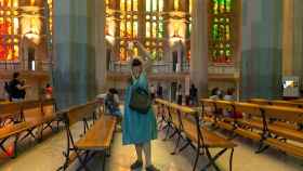 Una mujer hace una foto en la reapertura de la Sagrada Familia / EFE