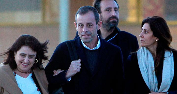 Sandro Rosell, junto a su esposa, Marta (d), y otros familiares, tras salir de la cárcel después de 21 meses en prisión preventiva. In dubio pro reo / EFE