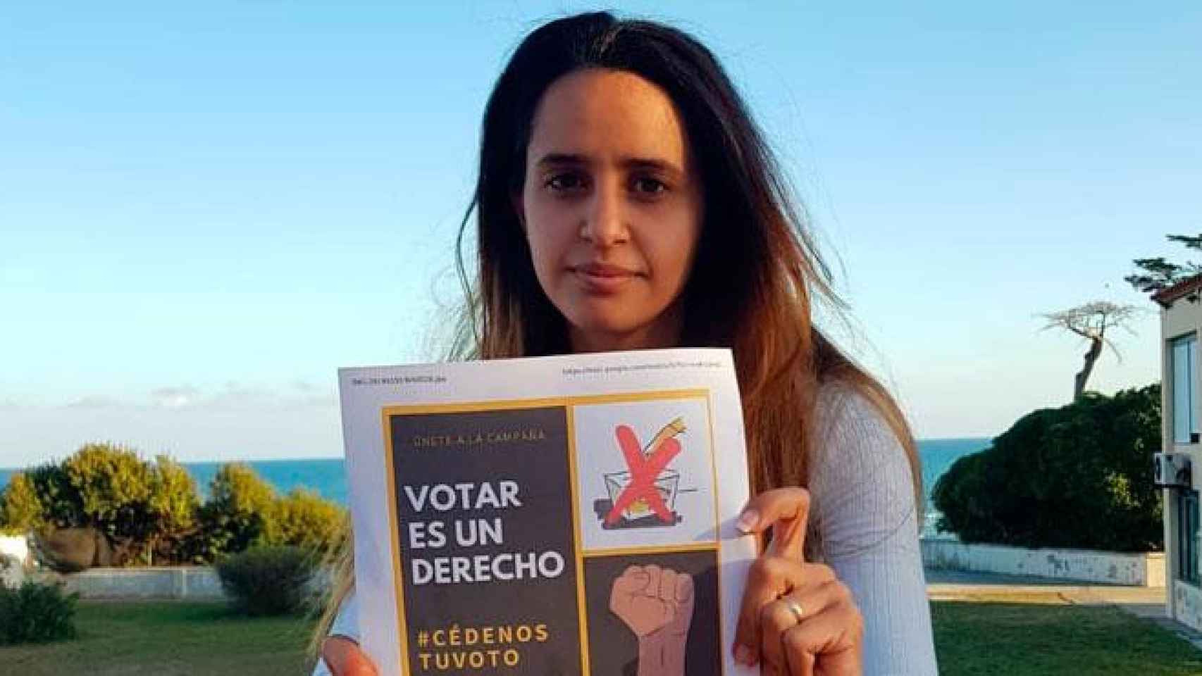 Safia Elaadam con el cartel de la iniciativa 'Votar es un derecho' / CG