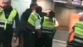Vigilantes de seguridad golpean a un joven extranjero en la estación de plaza Catalunya / ES RACISMO